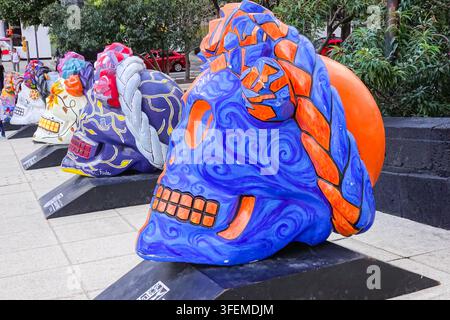 Eine Ausstellung riesiger dekorierter Schädel von Künstlern zur Feier des jährlichen Tages der Toten Festivals Plaza de la Revolution, 31. Oktober 2022 in Mexiko-Stadt, Mexiko. Der Tag der Toten ist ein traditioneller Feiertag, der in ganz Mexiko begangen wird, um diejenigen zu ehren, die auf amüsante und festliche Weise gestorben sind. Stockfoto