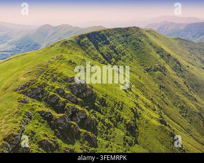 Rundliche grüne Hügel und schroffe Berggipfel, die sich in der Ferne im Stara-Planina-Park an der Grenze zwischen Serbien und Bulgarien erstrecken Stockfoto