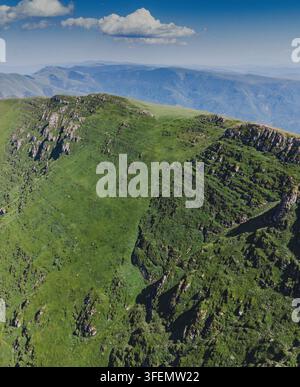 Rundliche grüne Hügel und schroffe Berggipfel, die sich in der Ferne im Stara-Planina-Park an der Grenze zwischen Serbien und Bulgarien erstrecken Stockfoto
