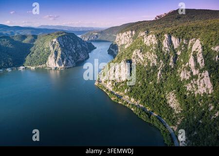 Donau fließt durch die Eisentor-Schlucht und bildet eine natürliche Grenze zwischen Serbien und Rumänien, mit steilen Klippen und grünen Wäldern Stockfoto