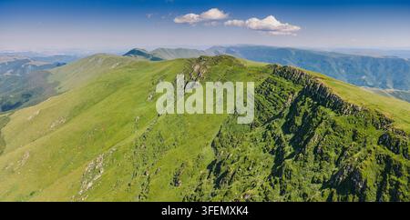 Rundliche grüne Hügel und schroffe Berggipfel, die sich in der Ferne im Stara-Planina-Park an der Grenze zwischen Serbien und Bulgarien erstrecken Stockfoto