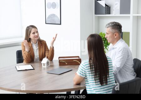 Notar arbeitet mit Klienten am Tisch im Büro Stockfoto