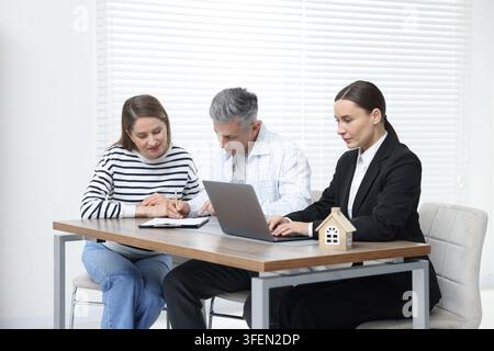 Notar arbeitet mit Klienten am Tisch im Büro Stockfoto