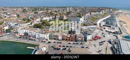 Luftaufnahme des Ramsgate Royal Harbour und des Royal Crescent, die die Küstenarchitektur dieser Seestadt in Kent, England, hervorhebt. Stockfoto