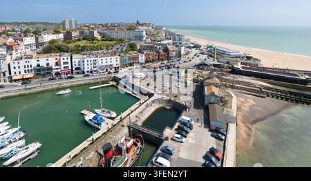 Eine Luftaufnahme zeigt den Ramsgate Royal Harbour in Kent, England, wo Boote anlegen und Touristen den malerischen Küstenort genießen. Stockfoto