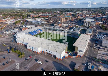 Luftbild des Halliwell-Jones-Stadions, Heimstätte der Warrington Wolves, ein Rugby-League-Stadion in Warrington, England. Stockfoto