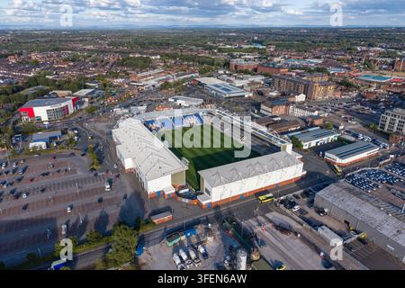Luftbild des Halliwell-Jones-Stadions, Heimstätte der Warrington Wolves, ein Rugby-League-Stadion in Warrington, England. Stockfoto