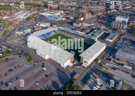 Luftbild des Halliwell-Jones-Stadions, Heimstätte der Warrington Wolves, ein Rugby-League-Stadion in Warrington, England. Stockfoto