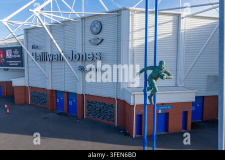 Luftaufnahme der Brian-Bevan-Statue, Halliwell-Jones-Stadion, Heimstadion der Warrington Wolves, ein Rugby-League-Stadion in Warrington, England. Stockfoto