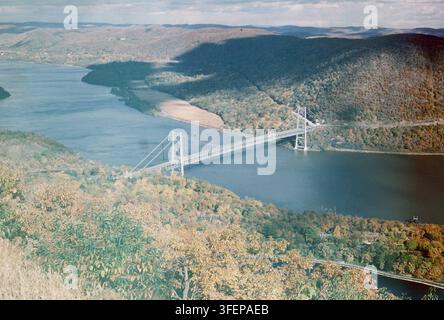 Hochwinkel-Panoramablick auf eine Hängebrücke, die ein breites Flusstal überspannt Stockfoto