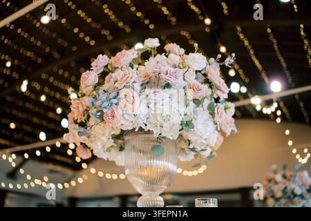 Elegante Hochzeitsblumenarrangement mit Rosen und Hortensien Stockfoto