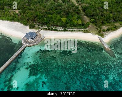 Rundes Gebäude, das durch einen Steg verbunden ist, steht auf sandigem Strand mit türkisfarbenem Meer und Korallenriff. Camotes, Philippinen. Stockfoto