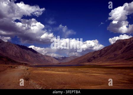 Ghizer District, Pakistan. 04. Sep, 2026. Der Shandur See liegt unter kargen Berghängen im Ghizer District, Gilgit-Baltistan, Pakistan, am 4. September 2026. Die Tourismusabteilung von Gilgit-Baltistan führt den Shandur Pass, das Hundarap Tal und das Langar Tal zu den Touristenzielen und Freizeitanlagen des Ghizer Districts auf. (Foto von Zubair Abbasi/Middle East Images/StringersHub/Sipa USA) Credit: Sipa USA/Alamy Live News Stockfoto