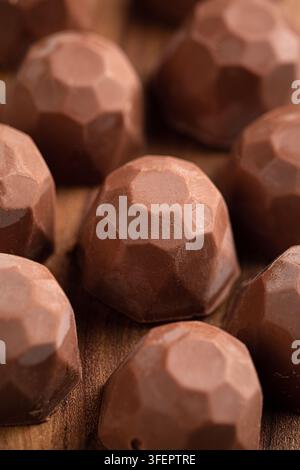 Nahaufnahme von Milchschokoladenpralinen auf Holz Stockfoto