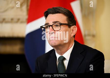 Ein Archivfoto vom 03.09.26 von Premierminister Andy Burnham während eines bilateralen Treffens mit dem französischen Präsidenten Emmanuel Macron in der Downing Street 10 in London. Premierminister Andy Burnham wurde vorgeworfen, „die Studiengebühren auf Rekordhöhen getrieben zu haben“, da Zahlen zeigten, dass die Gebühren seit ihrer Einführung um „erschütternde“ 879 % gestiegen sind. Die Gebühren für britische Studenten an englischen Universitäten liegen nun bei 9.790 £ pro Jahr, verglichen mit der Gebühr von 1.000 £, die von der Regierung Tony Blairs im Jahr 1998 eingeführt wurde. Erscheinungsdatum: Samstag, 5. September 2026. Stockfoto