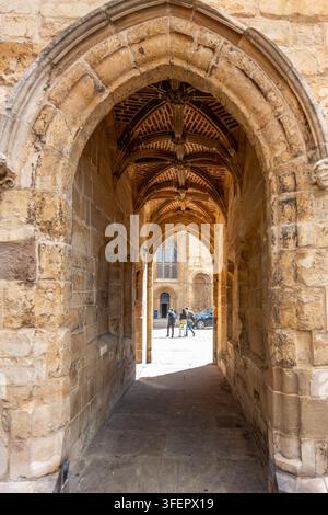 Ein gewölbter Durchgang durch das Exchequer Gate, der in den Minster Yard im Kathedralviertel von Lincoln, UK, führt Stockfoto