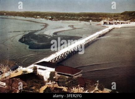 Vintage-Foto der Benten-Brücke, gesehen von der Enoshima-Insel in Fujisawa City, Kanagawa-Präfektur, Japan - 1953-1954 Stockfoto
