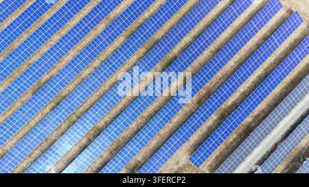 Luftbild einer großen Solarfarm mit Reihen von Photovoltaik-Panels, die auf dem Boden in Sabac, Vojvodina, Serbien installiert sind. Stockfoto