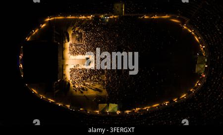 Luftaufnahme des Tasmajdan-Stadions bei Nacht, gefüllt mit einer großen Menschenmenge, die ein Konzert unter hellen Bühnenlichtern in Beograd, Grad Beograd, Serbien, besucht. Stockfoto
