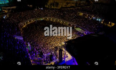Luftbild des Tasmajdan-Stadions bei Nacht, gefüllt mit einer großen Menschenmenge, die ein Konzert unter hellen Bühnenlichtern in Beograd, Grad Beograd, Serbien, besucht. Stockfoto