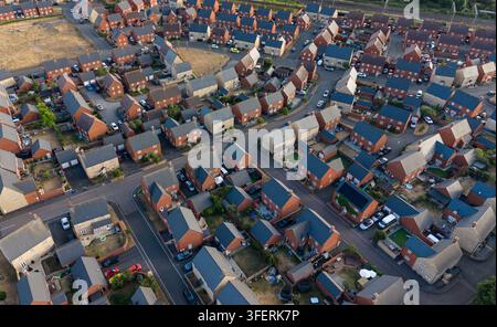Hochwinkel-Drohnenaufnahme einer modernen Vorstadtsiedlung in England Stockfoto