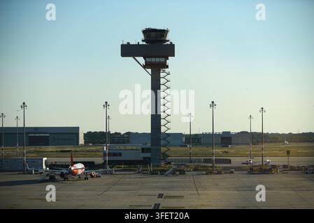 Beograd, Serbien - 08. Januar 2014: Luftaufnahme des Kontrollturms des Flughafens Belgrad Nikola Tesla, der sich über die Landebahn erhebt, mit einem geparkten Flugzeug und Hangar Stockfoto