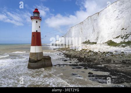 Vereinigtes Königreich - 12. Juli 2023: Luftaufnahme des Beachy Head Leuchtturms, der sich gegen die ikonischen weißen Kreidefelsen und den Ärmelkanal unter einem brischen Himmel abhebt Stockfoto