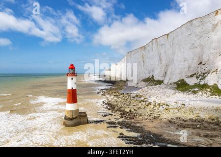 Vereinigtes Königreich - 12. Juli 2023: Luftaufnahme des Beachy Head Leuchtturms, der sich gegen die dramatischen weißen Kreidefelsen und den Ärmelkanal unter einem Stockfoto