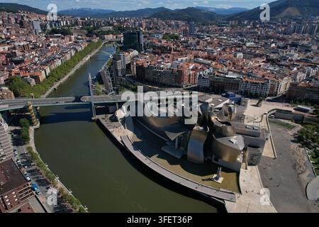 Bilbao, Spanien - 03. September 2026: Luftaufnahme des Guggenheim-Museums Bilbao, das sich am Nervión-Fluss befindet, mit der La-Salve-Brücke und der Umgebung Stockfoto