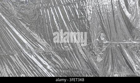 Gefaltete silberne Metallfolie erzeugt eine strukturierte, reflektierende Oberfläche Stockfoto