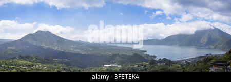 Panorama der Batur-Kaldera mit dem Mount Batur-Vulkan und dem Batur-See nahe Kintamani, Bali, Indonesien Stockfoto