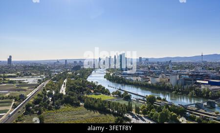 Frankfurt am Main, Deutschland – 11. August 2026: Luftaufnahme der Frankfurter Skyline mit modernen Wolkenkratzern, dem Main, üppigen grünen Parks und Schienen Stockfoto