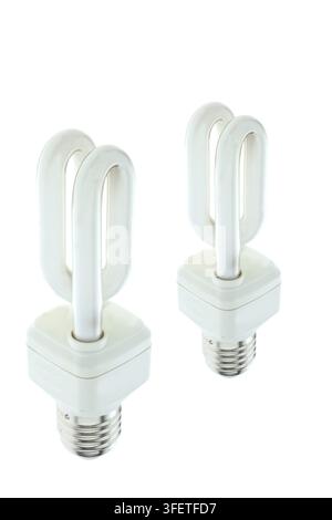 Eine energiesparende Lampe ist auf einem weißen Hintergrund platziert. Sparen Sie Energie, Stromkosten, Energiekosten, Österreich Stockfoto