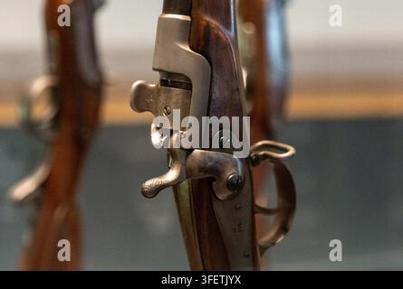 Nahaufnahme eines antiken Gewehrschlosses und eines Holzschafts in sanftem Licht. Stockfoto