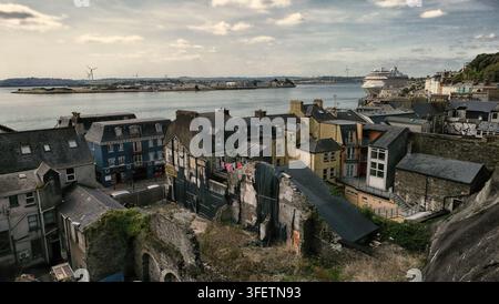 Blick hinunter auf die Stadt Cobh in der Grafschaft Cork mit Spike Island in der Ferne Stockfoto