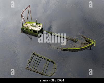 Versunkenes Boot im River Leven in Dumbarton Stockfoto