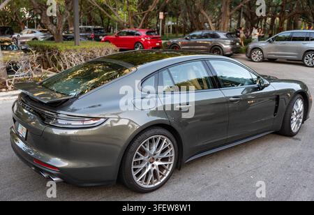 Miami, Florida, USA - 29. Dezember 2025: Porsche Panamera 2023 Auto. Luxusauto Porsche Panamera. Auto Porsche Panamera draußen geparkt. Graues Auto, Ecke Stockfoto