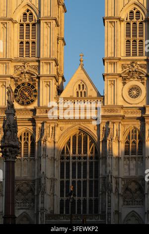 Sonnenlicht erhellt die gotische Fassade und die Westtürme der Westminster Abbey in London und präsentiert ihre historische Architektur den Besuchern. Stockfoto