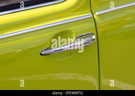 Detailaufnahme eines klassischen Volkswagen Beetle, die den Türgriff zeigt Stockfoto
