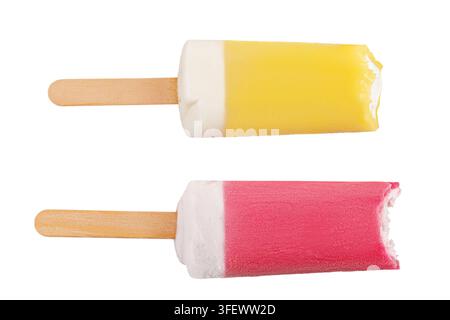 Eis am Stiel mit einem Bissspuren isoliert auf weißem Hintergrund. Eis oder Früchteis isoliert auf weißem Hintergrund. Stockfoto
