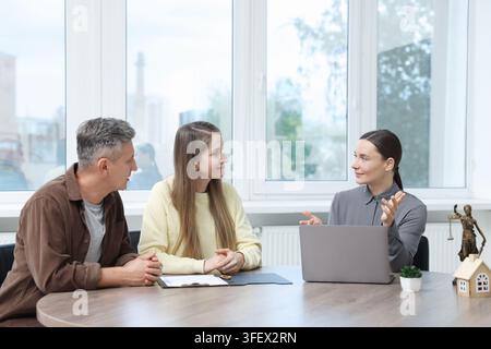 Notar arbeitet mit Klienten am Tisch im Büro Stockfoto