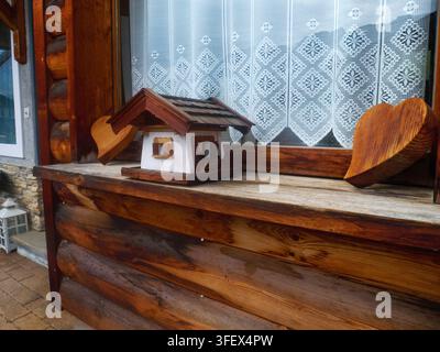 Scenische Reise- und Tourismusfotografie, die die majestätische Schönheit der Schweizer Alpen in Lauterbrunnen einfängt. Perfekt für Familienthemen, Entspannung Stockfoto