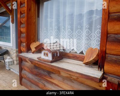 Scenische Reise- und Tourismusfotografie, die die majestätische Schönheit der Schweizer Alpen in Lauterbrunnen einfängt. Perfekt für Familienthemen, Entspannung Stockfoto