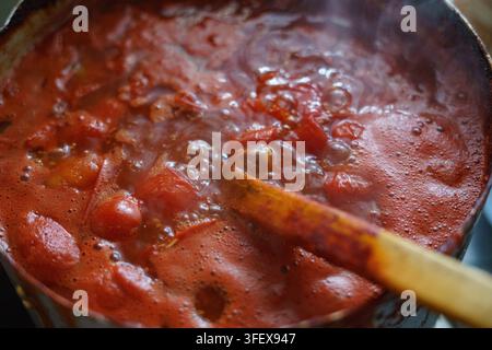 Hausgemachte Tomatensoße kocht in einem großen Topf Stockfoto