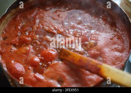 Hausgemachte Tomatensoße kocht in einem großen Topf Stockfoto