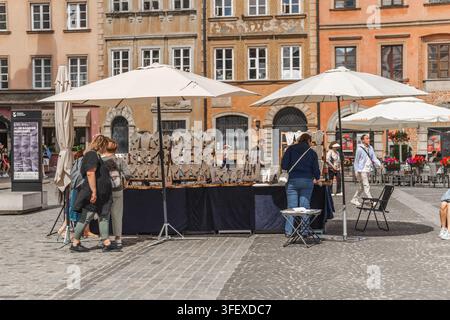 Freiluft-Handwerksmarkt am Altstadtplatz von Warschau Stockfoto