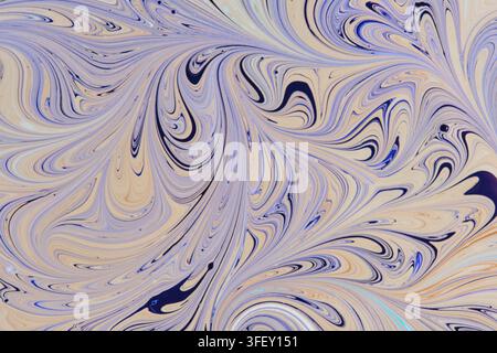 Komplexe abstrakte Marmor-Ebru-Kunst mit wirbelnden lila, beigen und dunkelblauen flüssigen Linien Stockfoto