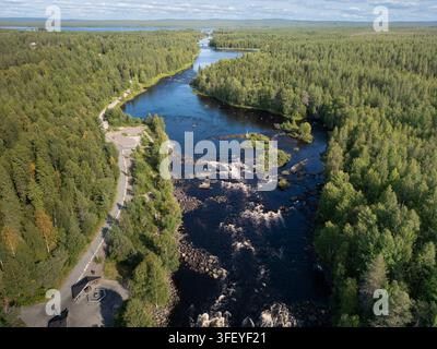Luftbild der rauschenden Raudanjoki-Rapids, die durch den üppigen grünen Taigawald in Vikaköngäs in Lappland, Finnland, fließen Stockfoto