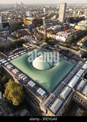 Eine Luftaufnahme des ikonischen Glasesdachs des Großen Hofes des Britischen Museums in London, das seine atemberaubende moderne Architektur von oben zeigt Stockfoto