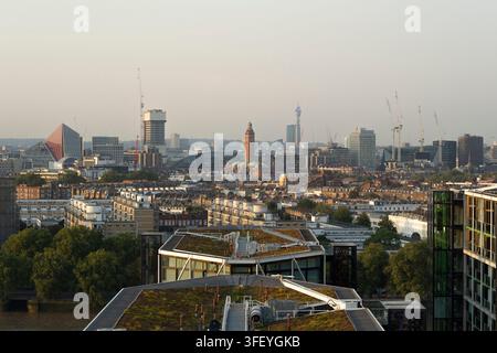 Eine Aussicht auf die Skyline von London mit dem BT-Turm und dem Design Museum, aufgenommen von einem Dach aus, um die dichte, sich wandelnde Architektur der Stadt hervorzuheben. Stockfoto